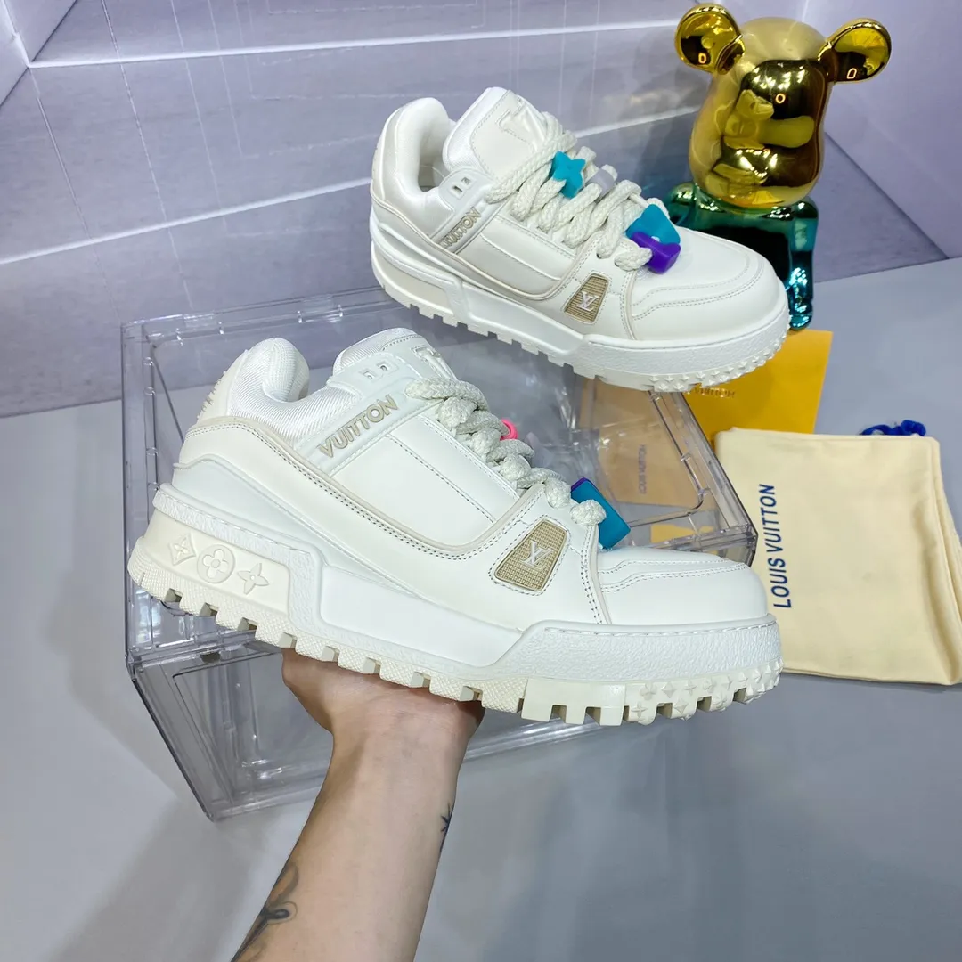 👟👟Ex-factory price 840 𝙇𝙑 𝟐𝟎𝟐4/𝐒𝐒 𝐧𝐞𝐰 Louis Vuitton catwalk skateboard shoes are popular, LOUIS VUITTON Trainer is undoubtedly one of the most successful Sneakers launched by luxury brands, but the pace of exploration will not stop. LOUISVUITTON will also bring a new series of skateboard shoes in the spring of 2023. The new series in the picture returns to the 90s Chunky Skate Shoes bread shoes, with leather and mesh uppers. The fat silhouette and thick shoelaces are very eye-catching. It is expected to have quite a few colors like the Trainer. Judging from the previous DIOR show skate shoes, this chunky style may be even stronger next year. Size: Female 35-40 Male 39-46